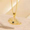 Gros plan du pendentif œil maléfique doré avec pavé de zircons blancs et cristal bleu - Style Pierre Bleue Pavé de Zircone Blanc Doré (BXL0342-5)
