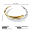Detailansicht der zweifarbigen Edelstahl-Armspange mit Maßangaben und Gewicht - Gold Silber Bicolor Glatter Stil (STB-BC0009)