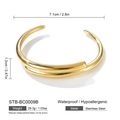 Detailansicht goldener Armreif mit Maßen von 7,1 cm Durchmesser und 1,2 cm Breite im Fokus - Gold Doppelpack Überlappungsstil (STB-BC0009B)