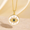 Collier Evil Eye doré avec zircon bleu et émail blanc sur pendentif rond - Style Mauvais Œil Disque à Rayons Dorés (BXL0342-108)