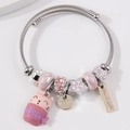 Pulsera de cable plateada con colgante de gato rosa y cuentas de vidrio de colores - Rosa Rojo
