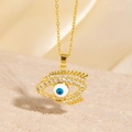 Collier doré Evil Eye avec pendentif en zircon coloré sur une surface en pierre - Style Œil à Cils en Zircone Doré (BXL0342-32)