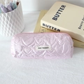 Dettaglio della trousse rosa chiaro con trama trapuntata a cuore e cerniera - Cuore Rosa