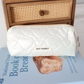 Dettaglio della borsa trapuntata bianca con cuori in rilievo e logo MAY RABBIT - Cuore Bianco Sporco