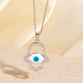 Collier Main de Fatima en argent avec œil bleu et cristaux pavés sur socle en pierre - Style Main de Fatma Pavé de Zircone Argenté (BXL0342-59)