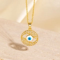 Collier œil maléfique doré avec pendentif zircon bleu et cristaux sur pierre - Style Plaque Ronde Dorée à Œil Bleu Ajouré (BXL0342-79)