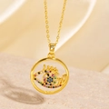 Collier œil protecteur doré avec zircons colorés et pendentif rond minimaliste - Style Plaque Ronde Dorée Pavée de Zircone Multicolore (BXL0342-81)