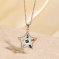 Collier en acier titane avec pendentif étoile en zircons colorés et finition argent - Style Pentagramme en Zircone Multicolore Argenté (BXL0342-89)