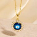 Collier Main de Fatma doré avec émail bleu et zircons sur socle en pierre beige - Style Mauvais Œil Anneau en Émail Tricolore Doré (BXL0342-93)