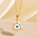 Collier œil maléfique doré avec émail rose et zircons colorés sur fond de pierre - Triangle Inversé en Émail Rose Zircone Multicolore (BXL0342-103)