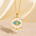 Collier mauvais œil doré avec pendentif en émail blanc et breloques en cœur - Style Plaque Ronde Émail Blanc à Trois Cœurs Suspendus (BXL0342-111)