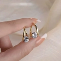 Elegante goldene Tropfenohrringe mit brillantem Zirkonia in einer schicken Wölbung - Gold