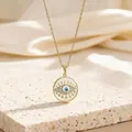 Collier mauvais œil doré avec pendentif en zircon bleu sur un présentoir en pierre - Style Œil Bleu Blanc Pavé de Zircone (BXL0342-145)