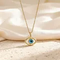 Collier œil protecteur doré avec pendentif zircon bleu sur surface en pierre beige - Style Mauvais Œil Bleu Blanc Doré (BXL0342-133)