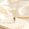 Collier oeil bleu en triangle doré sur socle en pierre naturelle et satin crème - Style Triangle Inversé en Zircone Bleu Blanc Doré (BXL0342-135)