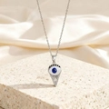 Collier œil protecteur en argent avec pendentif zircon bleu sur fond de soie élégant - Style Triangle Inversé en Zircone Bleu Blanc Argenté (BXL0342-136)