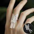 Eleganter silberner Schmetterlingsring mit Filigranmuster und Fransenanhängern, verstellbar - Filigraner Schmetterlingsquasten-Stil (JZ7266)