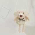 Détail du petit sac en paille tressée blanche pour enfant avec ours en peluche et fermeture - Blanc crème (Ours avec nœud bleu)