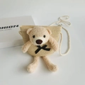 Detail der beigen Kinder-Strohtasche mit niedlichem Plüschbären und schwarzer Schleife - Beige Bär Schwarze Schleife