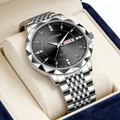 Vue macro de la montre pour homme en acier avec cadran diamant et affichage jour-date - Cadran Noir Argenté