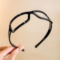 Vue détaillée du serre-tête noir à monture de lunettes avec dents antidérapantes internes - Noir Brillant