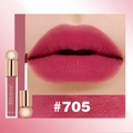 Dettaglio del rossetto liquido opaco tonalità #705 con finitura fucsia intenso per donna - Rosso Rosa (#705)