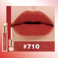 Macro del rossetto liquido opaco rosso mattone n. 710 con texture vellutata ed applicatore - Rosso Mattone (#710)