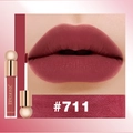 Dettaglio di lucidalabbra opaco #711 con texture rossetto liquido e applicazione sulle labbra - Rosso Marrone Scuro (#711)