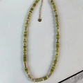 Détail de perles de pierres fines sarcelle avec perles dorées et étiquette de logo - Collier / Pierre Vert Émeraude
