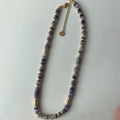 Détail du collier de perles violettes avec perles dorées et fermoir mousqueton - Collier / Jade Violet