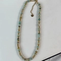 Détail de perles en pierres naturelles et séparateurs dorés sur un collier multicolore - Collier / Jaspe