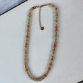 Vue détaillée des perles en pierres semi-précieuses avec fermoir doré et extension - Collier / Jade Jaune