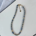 Détail de collier en pierres naturelles avec perles intercalaires dorées et chaîne d'extension - Collier / Jade Bleu
