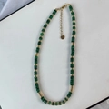 Détail du collier en malachite verte avec perles dorées et fermoir mousqueton - Collier / Malachite