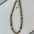 Détail du collier avec perles de pierre oeil de tigre marron et séparateurs dorés - Collier / Œil de tigre