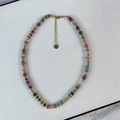 Vue détaillée du collier en perles semi-précieuses colorées avec fermoir doré - Collier / Multicolore