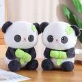Zwei Plüsch-Pandas mit grünem Bambus auf Holztisch, klassisch schwarz-weiße Kuscheltiere - Panda umarmt Bambus / 25cm