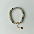 Collar artesanal con piedras naturales verde claro y beige y separadores dorados - Pulsera / Jaspe