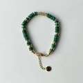 Collar artesanal con cuentas de piedra verde malaquita y detalles dorados en blanco - Pulsera / Malaquita
