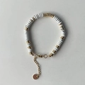 Collier fait main avec perles de turquoise en marbre blanc et entretoises dorées - Bracelet / Jade Blanc