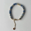 Collier fait main avec perles en pierre bleue, entretoises dorées et fermoir mousqueton - Bracelet / Jade Bleu