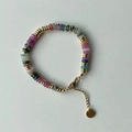 Collier artisanal de perles multicolores avec séparateurs dorés et fermoir homard - Bracelet / Multicolore