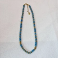 Collier fait main avec disques en pierre semi-précieuse bleue et accents dorés - Collier / Turquoise Bleue