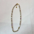 Collier de perles fait main avec perles cylindriques blanc, rose pâle et anneaux dorés - Collier / Pierre Rose et Blanche