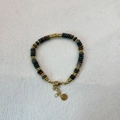 Collar artesanal con discos de piedras coloridas, cierre dorado y cadena de extensión - Pulsera / Ágata negra