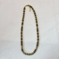 Collier artisanal en perles avec disques de pierre vert-brun et séparateurs dorés - Collier / Pierre Vert Cèdre