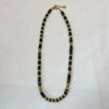 Collier artisanal en pierres précieuses colorées avec perles dorées et fermoir mousqueton - Collier / Pierre Gris Vert