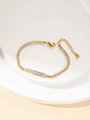 Detail eines goldenen Tennisarmbands mit Zirkonia-Rechteck und Karabiner auf Marmor - Geometrischer Balkenstil (BJGB0086)