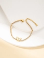 Detail eines vergoldeten Tennisarmbands mit weißem Schmetterlingsanhänger und Kristallen - Schmetterlingsstil (BJGB0087)