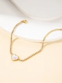 Detailaufnahme des Goldarmbands mit glitzernden Strasssteinen und Opal-Herzanhänger - Herzstil (BJGB0089)